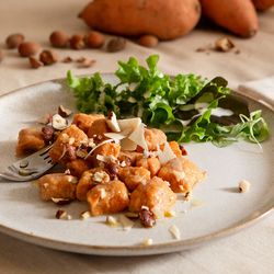 Süßkartoffel-Gnocci mit Haselnussbutter und Salat