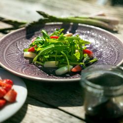 Rucolasalat mit Erdbeeren und Spargelspitzen