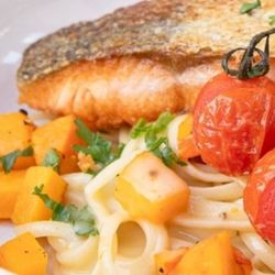 Lachsfilet auf Tagliatelle in Weißweinsauce mit Kürbis