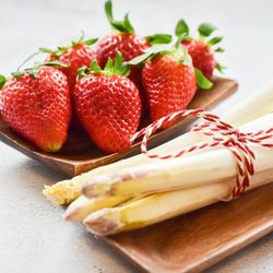 Spargel-Erdbeer-Salat