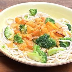 Brokkoli-Spaghetti mit Kürbis-Orangen-Sauce