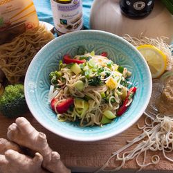 Kalter asiatischer Nudelsalat mit Erdnusssauce