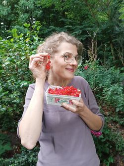 Malin mit Johannisbeeren