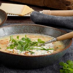 Kartoffelsuppe mit Käse-Nuss-Topping