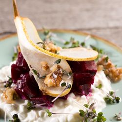 Rote Bete-Birnen-Salat mit Hüttenkäse & Walnuss-Pesto 