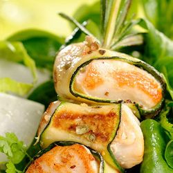 Putenspieß auf Kräutersalat