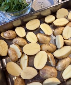Kartoffeln halbiert auf Blech