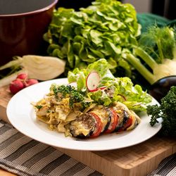 Tomaten-Auberginen-Gratin mit Fenchel-Rührei und Salat