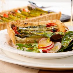 Spargelquiche mit Wildblattsalat