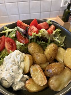 Kartoffeln mit Quark und Salat
