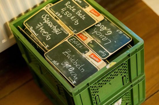 Handgeschriebene Preisschilder in grüner Kiste
