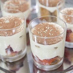 Tiramisu mit Zwetschgen und Sesam