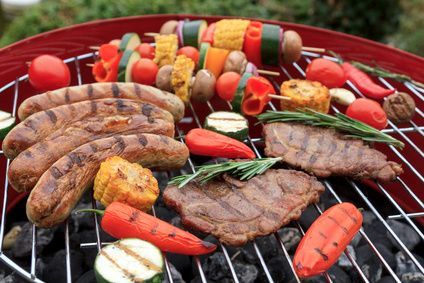 Grill mit Fleisch und Gewürzen