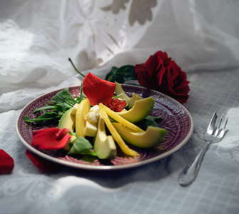 KI generiert: Das Bild zeigt einen in zwei Hälften geschnittenen Butternut-Kürbis auf einem Holzschneidebrett mit herzförmiger Aussparung. Der Kürbis ist leuchtend orange und hat sichtbare Kerne.