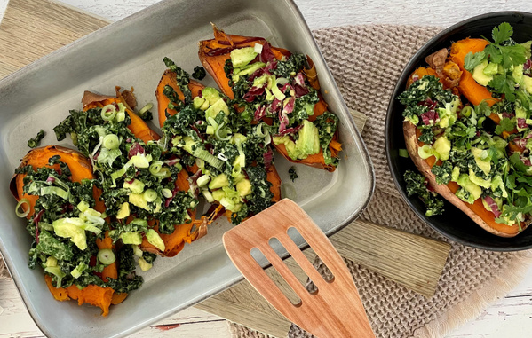 KI generiert: Gebackene Süßkartoffeln mit grünem Topping in einer Schale und auf einem Teller.