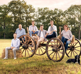 Familie Fockenbrock auf einem Heuwagen im freien