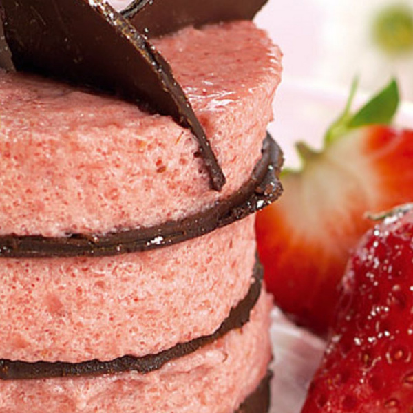 KI generiert: Ein rosa Schichtdessert mit dunkler Schokolade und Erdbeeren.