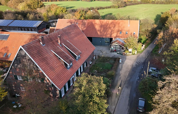 Biolandhof Deventer Luftaufnahme Hofgebäude