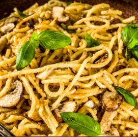 KI generiert: Spaghetti mit Pilzen und frischem Basilikum.