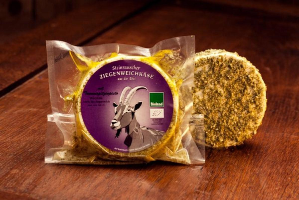 Produktfoto zu Ziegenkäse mit Tannenspitzen Pesto