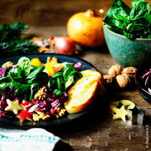 KI generiert: Das Bild zeigt einen in zwei Hälften geschnittenen Butternut-Kürbis auf einem Holzschneidebrett mit herzförmiger Aussparung. Der Kürbis ist leuchtend orange und hat sichtbare Kerne.