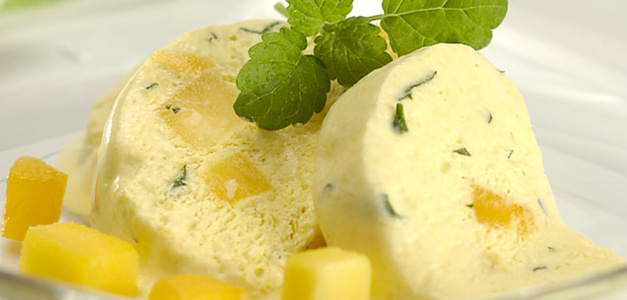 KI generiert: Ein Glas Schokoladenmousse, garniert mit Beeren und Minze, auf einem rustikalen Holztisch.