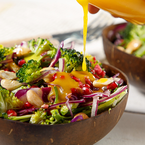 KI generiert: Bunter Salat mit Brokkoli, Mandeln und Granatapfel, übergossen mit einem hellen Dressing.