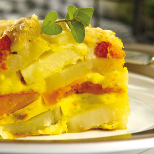 KI generiert: Gelbe Schüssel mit Nudeln, Brokkoli und Kürbissauce auf Holzuntergrund.