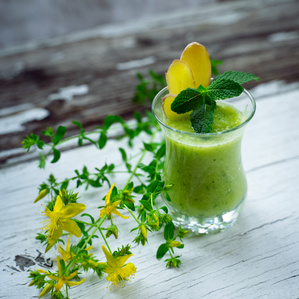 KI generiert: Das Bild zeigt einen gefüllten Wrap, der mit frischem Gemüse und Saucen versehen ist. Der Fokus liegt auf der appetitlichen Nahaufnahme des gefüllten Wraps auf einem dunklen Untergrund.