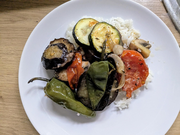 KI generiert: Ein Teller mit gebratenem Gemüse und Reis.