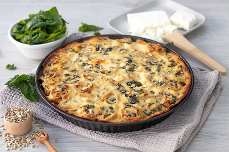 Spinat-Pfannkuchenauflauf mit Parmesanhaube