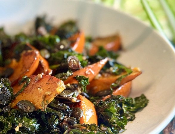 KI generiert: Ein Teller mit gebratenem Gemüse, darunter Kürbis, Grünkohl und Kürbiskerne.