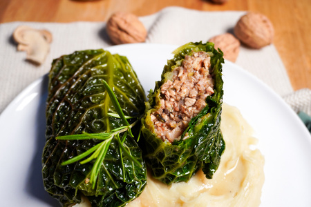 KI generiert: Gelbe Schüssel mit Nudeln, Brokkoli und Kürbissauce auf Holzuntergrund.