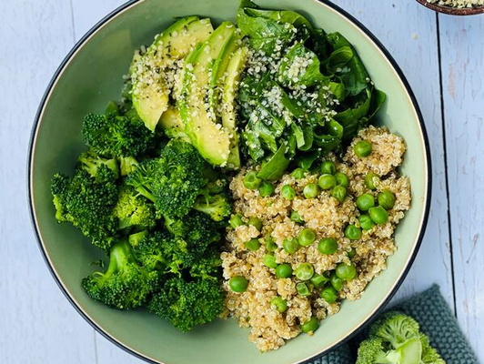 Brokkoli-Spinat-Avocado Bowl mit Quinoa