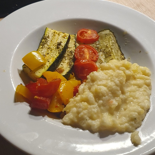 KI generiert: Teller mit gegrilltem Gemüse und Kartoffelpüree.