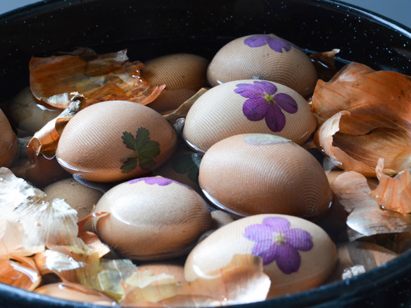 Eier natürlich färben mit färbenden Lebensmitteln