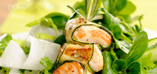 KI generiert: Gericht mit gegrilltem Gemüse und Salatblättern, präsentiert auf einem Teller.