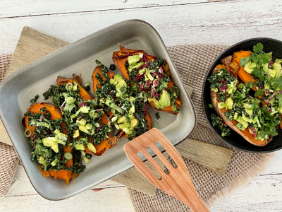 KI generiert: Gelbe Schüssel mit Nudeln, Brokkoli und Kürbissauce auf Holzuntergrund.