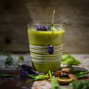 KI generiert: Das Bild zeigt einen gefüllten Wrap, der mit frischem Gemüse und Saucen versehen ist. Der Fokus liegt auf der appetitlichen Nahaufnahme des gefüllten Wraps auf einem dunklen Untergrund.