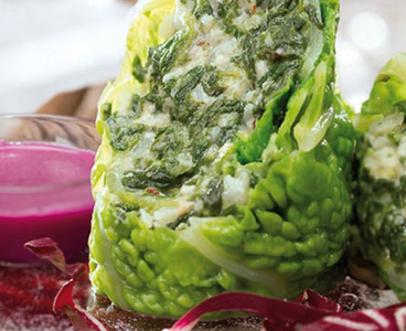 KI generiert: Das Bild zeigt einen in zwei Hälften geschnittenen Butternut-Kürbis auf einem Holzschneidebrett mit herzförmiger Aussparung. Der Kürbis ist leuchtend orange und hat sichtbare Kerne.