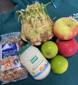 KI generiert: Das Bild zeigt einen in zwei Hälften geschnittenen Butternut-Kürbis auf einem Holzschneidebrett mit herzförmiger Aussparung. Der Kürbis ist leuchtend orange und hat sichtbare Kerne.