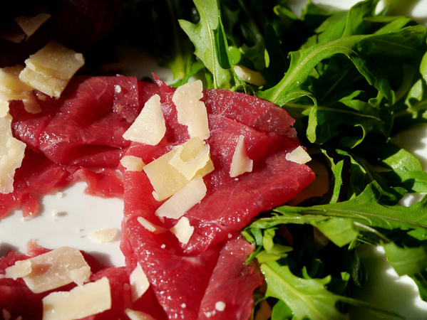 Carpaccio mit Rinderschinken und Rukola