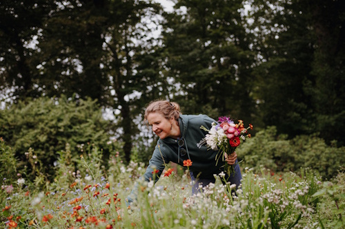 Victoria im Blumenfeld