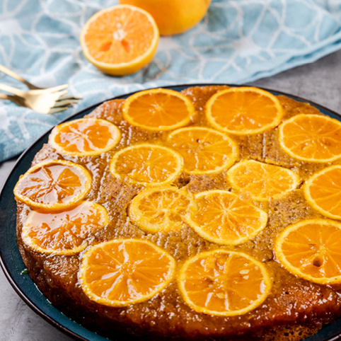 KI generiert: Ein Orangenkuchen mit glänzender Oberfläche und Orangenscheiben.