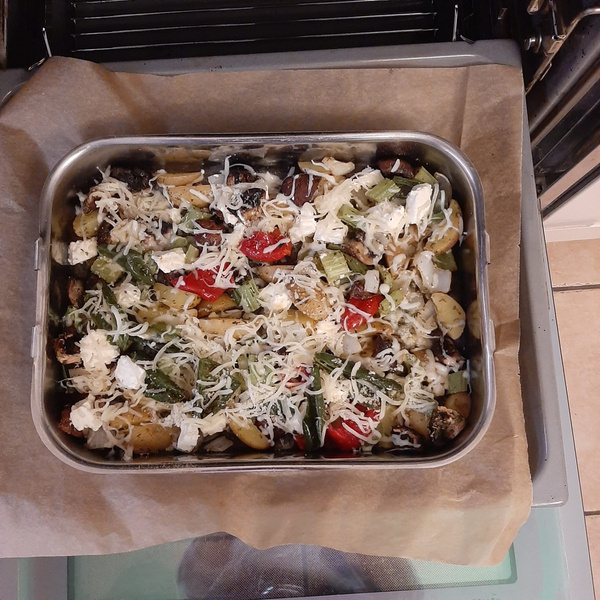 KI generiert: Ein mit Käse überbackener Gemüseauflauf im Ofen.