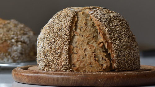 Brot auf Brettchen