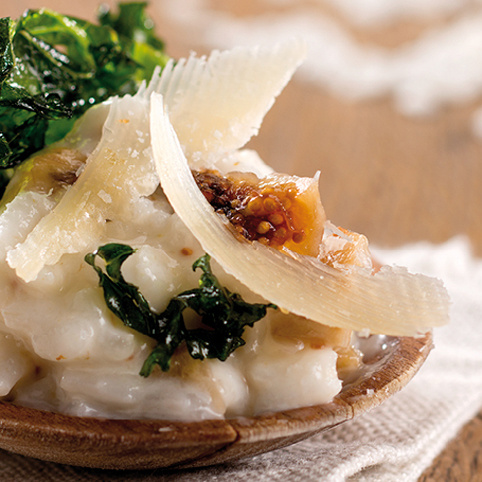 KI generiert: Ein Teller mit cremigem Risotto, garniert mit Grünkohl und Parmesan.