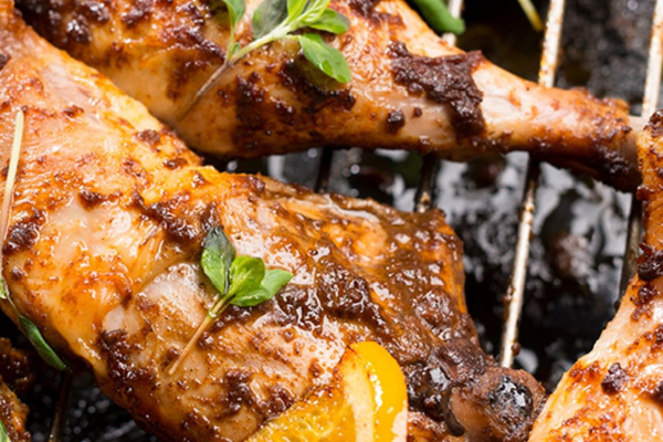 KI generiert: Das Bild zeigt gebratene Tofu-Würfel mit knusprigem Grünkohl und Zitronenspalten. Der Fokus liegt auf dem appetitlichen Kontrast zwischen den goldbraunen Tofuwürfeln und dem grünen Gemüse.