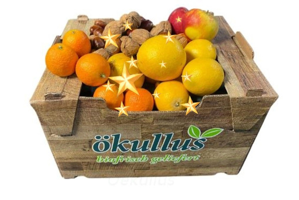 KI generiert: Das Bild zeigt eine Holzkiste mit verschiedenen Früchten und Nüssen, darunter Orangen, Zitronen, Äpfel und Walnüsse. Auf der Kiste steht der Text "ökullus - biofrisch geliefert".