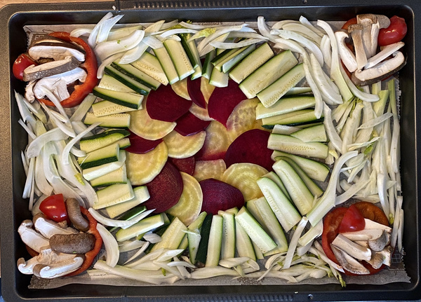 KI generiert: Ein Backblech mit kunstvoll angeordnetem, frischem Gemüse.